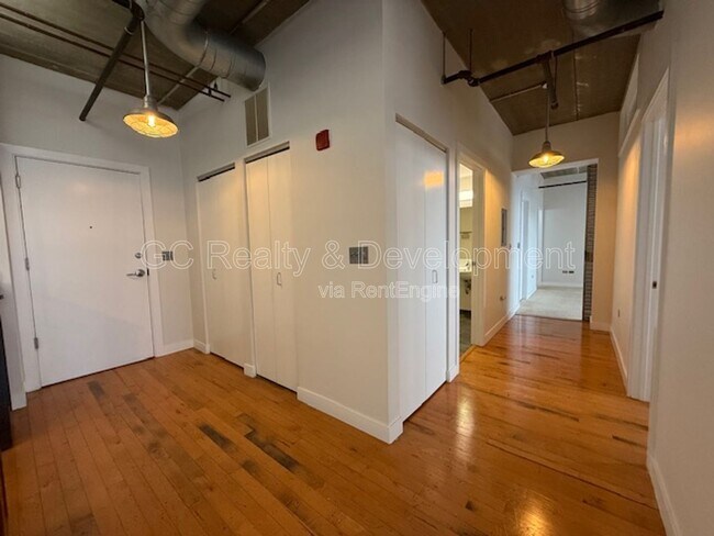 Building Photo - 10 S Dunton Ave