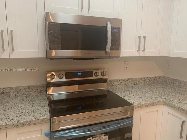 Building Photo - 220 SW 116th Ave