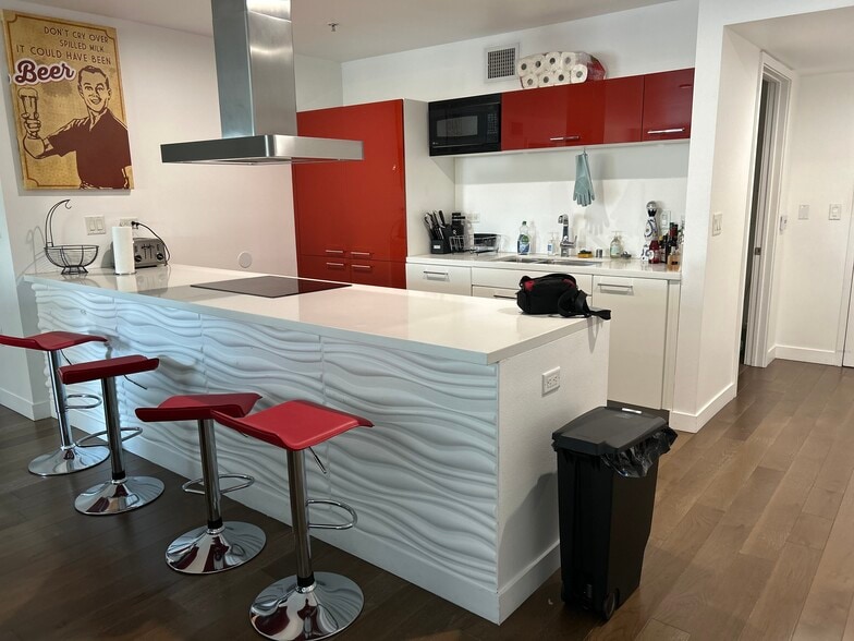 Breakfast Bar - 901 S Flower St