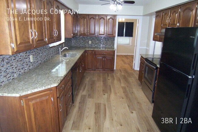 Building Photo - 1044 E Linwood Dr