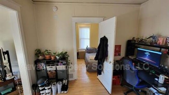 Building Photo - 617 E 8th St