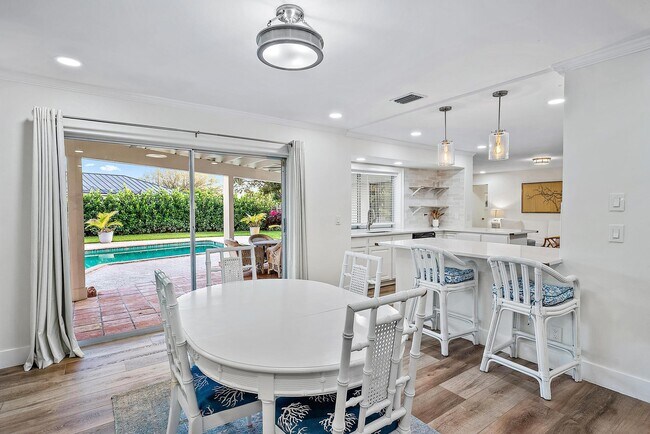 Building Photo - 305 Country Club Dr