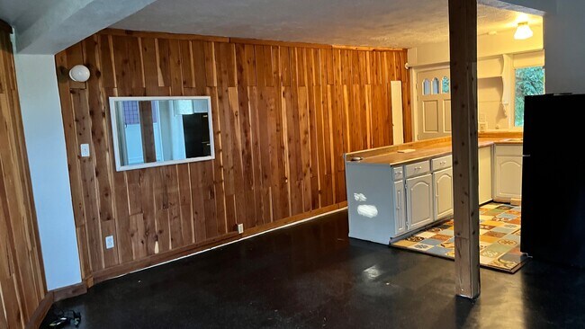 Kitchen w/wooden wall - 1472 Silverwood Dr