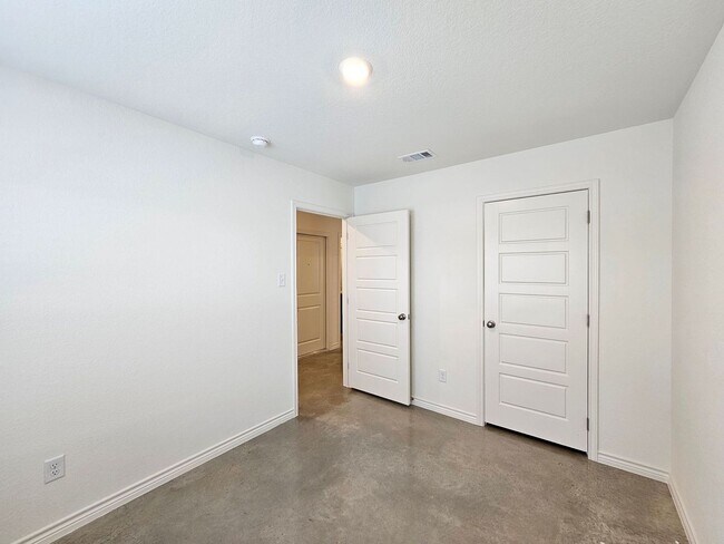 Building Photo - 1227 Concord Dr