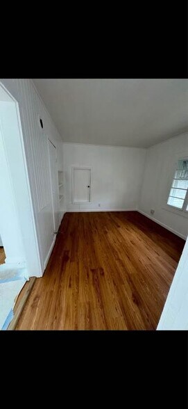 Building Photo - 319 Flora St