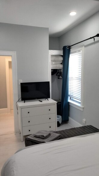 Building Photo - 2031 S Langley St