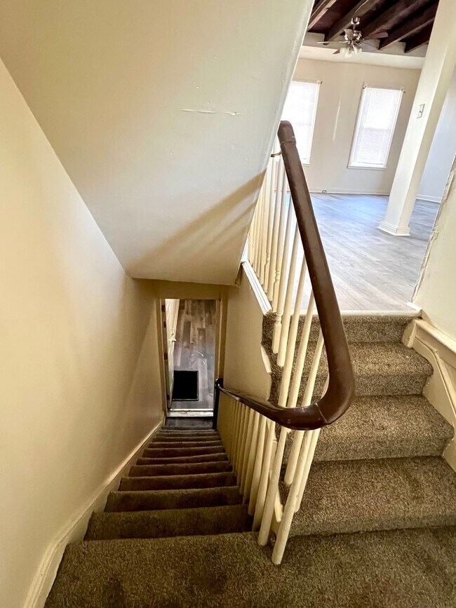 Building Photo - 253 N Mulberry St