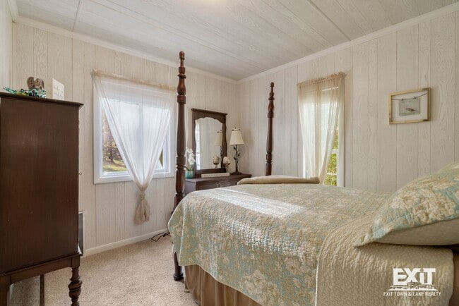 Building Photo - 4 Bedroom, 2 Bath Home Available on Kerr Lake with Private Dock