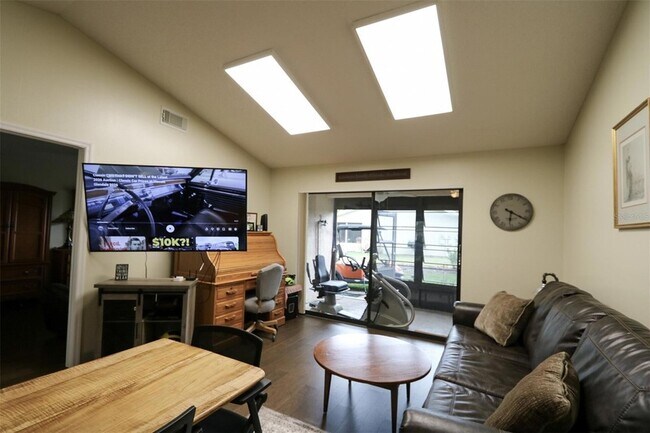 Building Photo - 323 Knottwood Ct