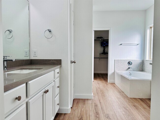 Building Photo - 25827 Rustica Dr