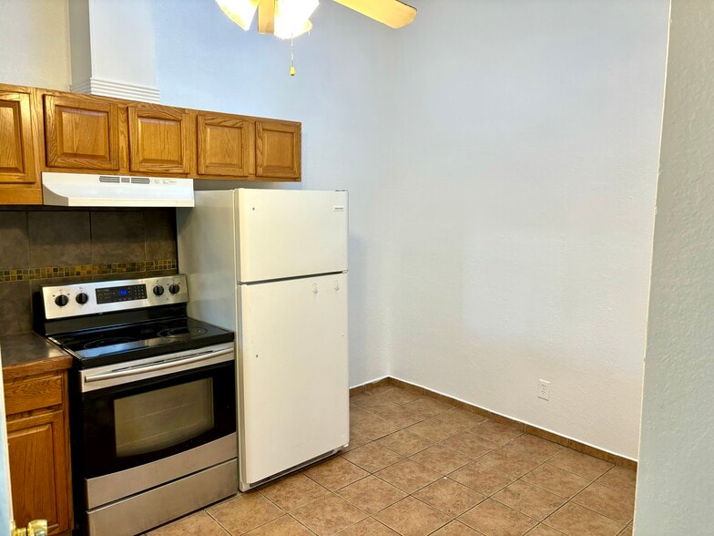 Building Photo - 411 E Thoroughbred St