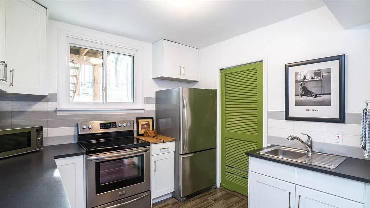 Kitchen - 5010 Bolla Rd