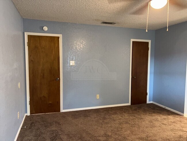 Building Photo - 2733 Phyllis Dr