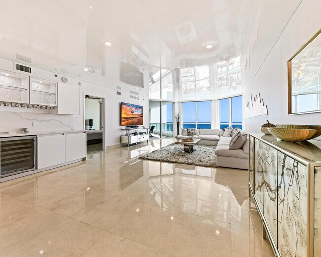 Building Photo - 101 S Fort Lauderdale Beach Blvd