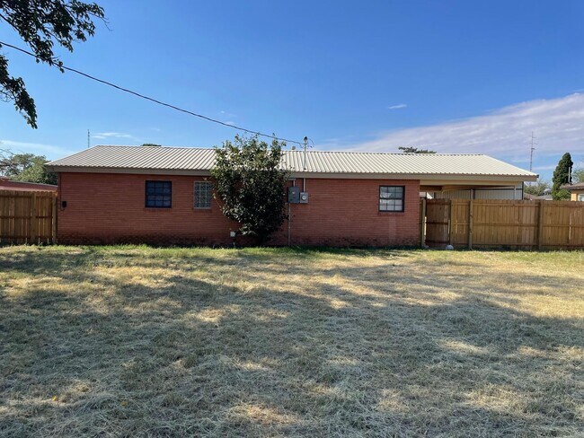 Building Photo - Cozy City Charm – 3-Bed, 1-Bath Home in Lamesa, TX