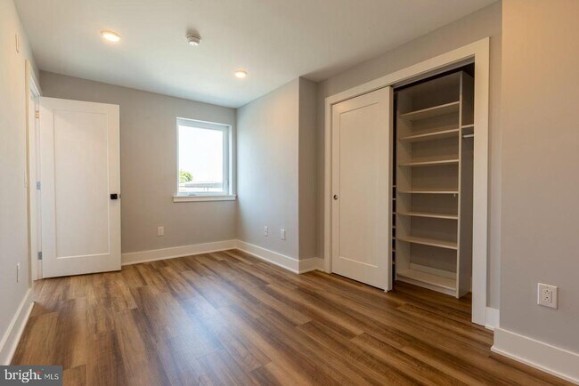 Building Photo - 3965 Lancaster Ave