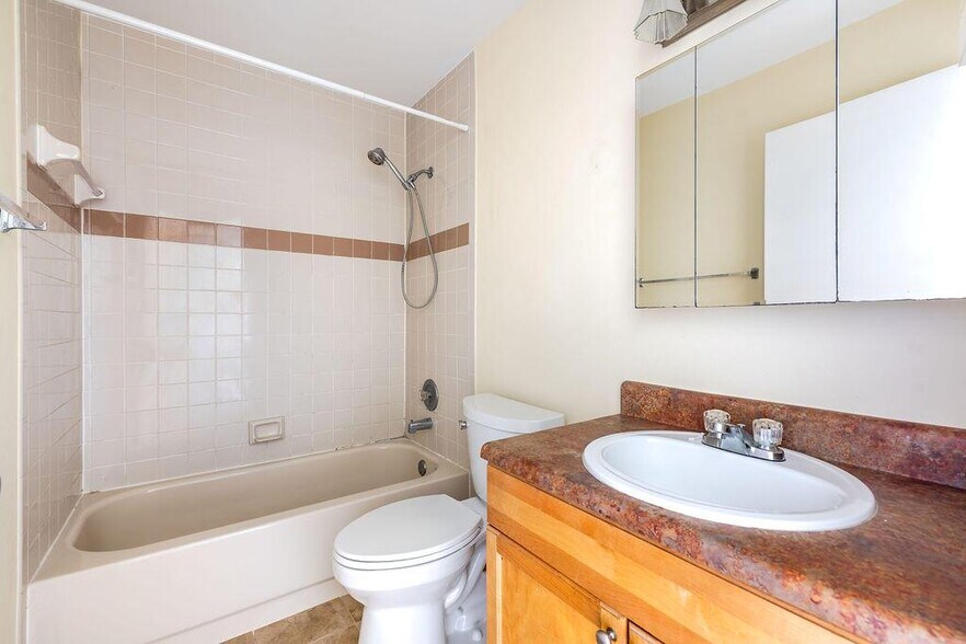 Building Photo - 1529 Meadows Cir W