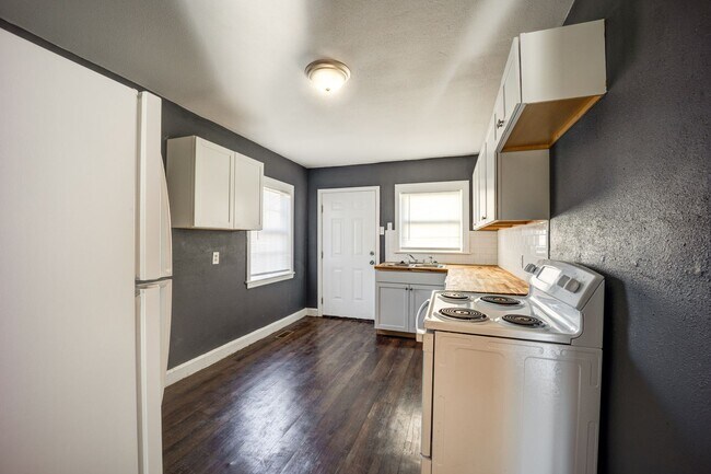 Building Photo - Freshly Renovated 2 Bedroom Home
