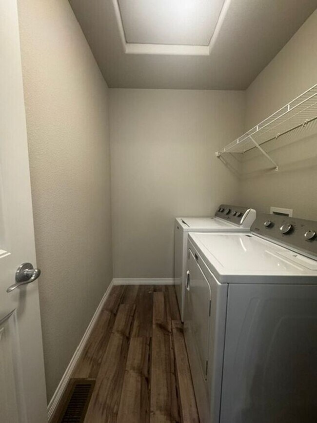 Building Photo - 5338 Kingscote Dr