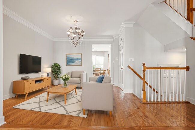 Primary Photo - 1022 Crestfield Dr