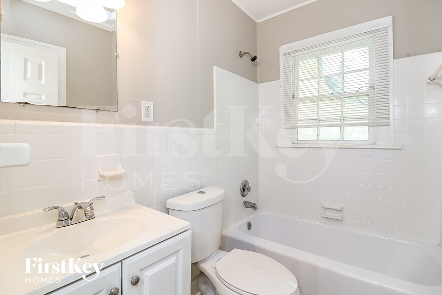 Building Photo - 2641 Sylvan Rd