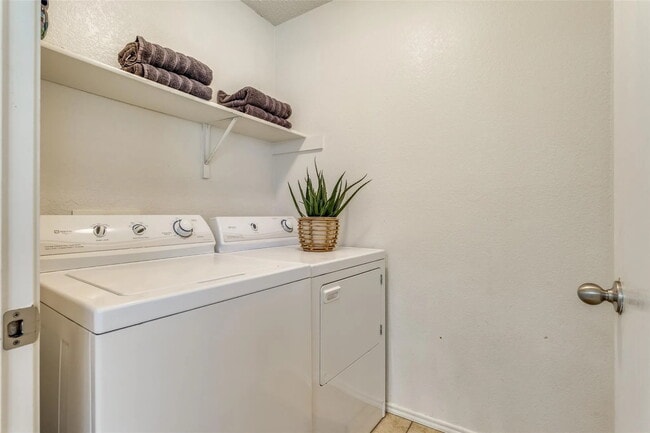 Building Photo - 4612 Wedgewood Dr