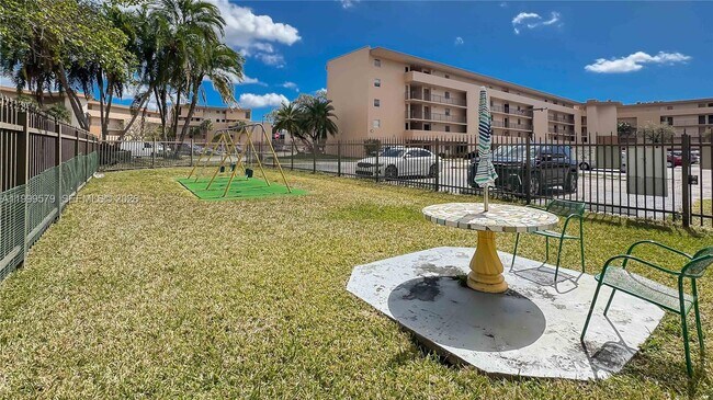 Building Photo - 8885 Fontainebleau Blvd