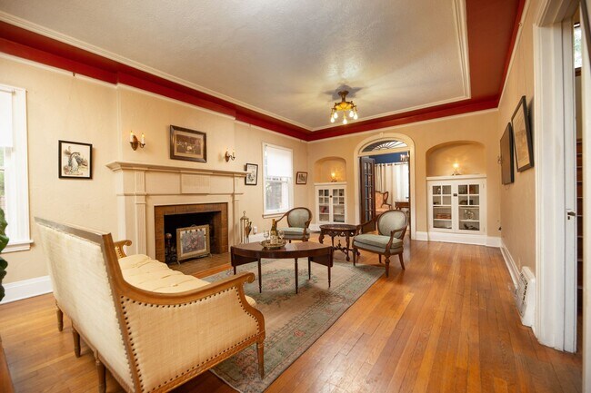 Building Photo - WONDERFUL HISTORIC 5 BED 3 BATH PROPERTY WITH CARRIAGE HOUSE