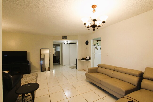 Building Photo - 2600 Carambola Cir S