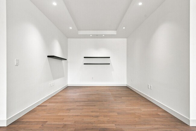 Building Photo - Stunning North Strip/City views from this UNFURNISHED 1+Den/1.5ba residence.