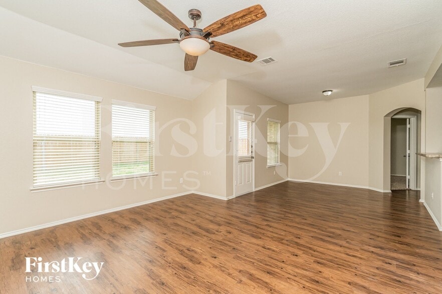 Building Photo - 313 Plum Dr