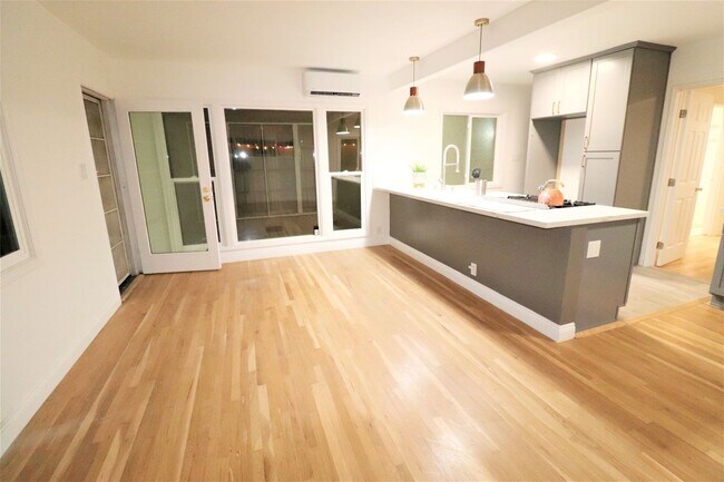 Building Photo - 1230 N Hollywood Way