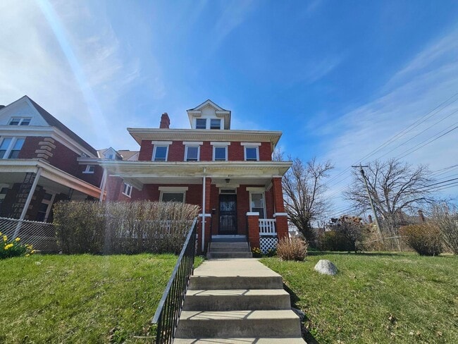 Primary Photo - 831 Linwood Ave