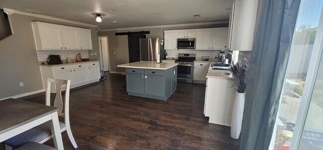 Building Photo - Spacious 3 Bed, 2.5 Bath home with Loft