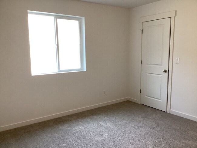 Building Photo - 4-Bedroom 3-Bathroom Townhouse style home