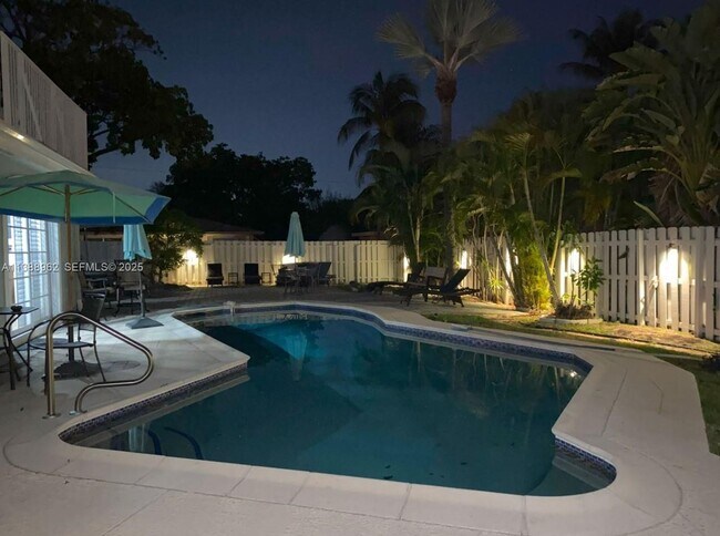 Building Photo - 1690 NE 25th Ave