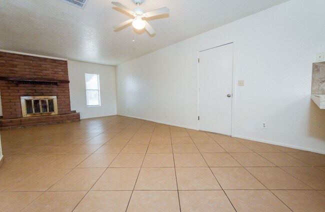 Building Photo - Charming Cul De Sac Home with Fireplace, Central A/C & Garage!