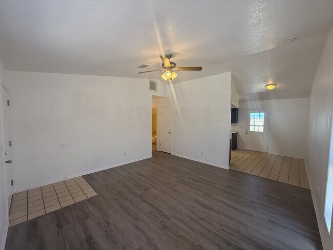 Building Photo - 3 Bedroom 2 Bathroom Home