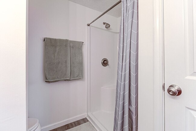 Building Photo - COMING SOON - Spacious Updated Condo in Great Location!