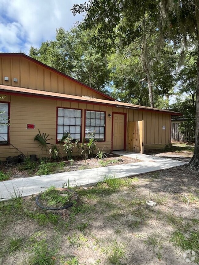 Building Photo - 2-bedroom, 1-bathroom home in the Pine Rid...