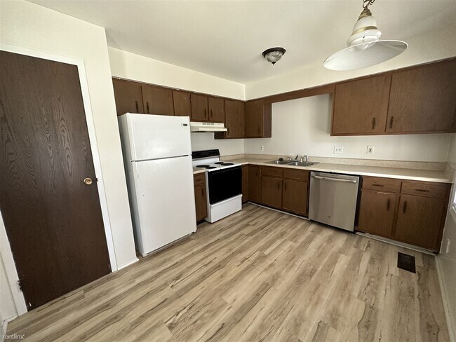 Building Photo - 2 br, 1.5 bath Townhome - Longfellow Townh...