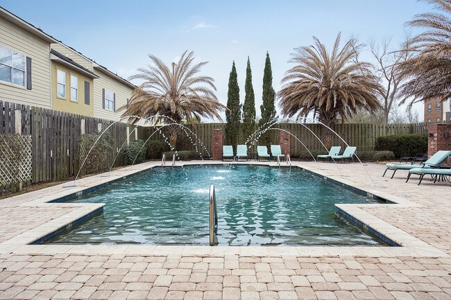 Clubhouse Pool - Solo Brightside