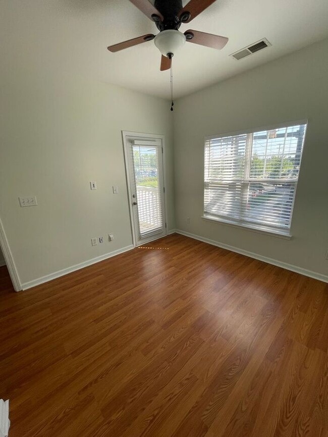 Building Photo - 2BR Townhome w/ Deeded Parking, In-Unit W/D, Patio in Optimist Park
