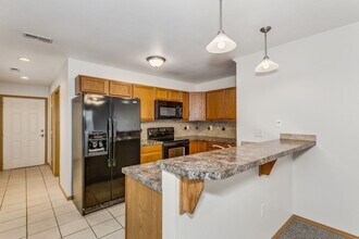 Building Photo - Spacious 3 bedroom 1 1/2 bath townhouse in...