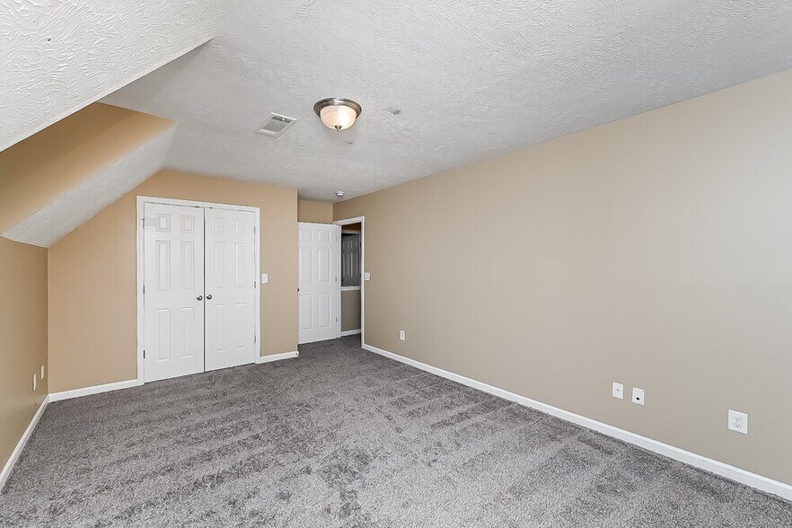 Building Photo - 319 Sarna Dr