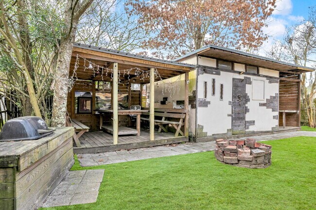 Building Photo - Location, Space and convenience at this adorable home.
