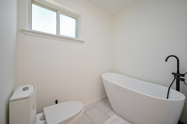 Building Photo - 5 Rock Pine Ct