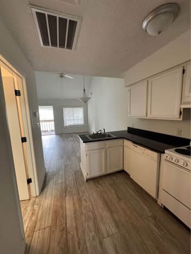 Building Photo - Large One Bedroom Across from the Beach in...