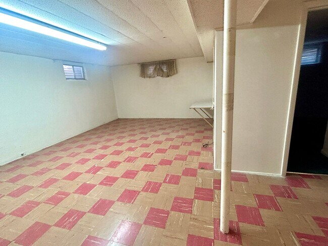 Building Photo - 4 Bedroom Ranch House - Prime Location Min...