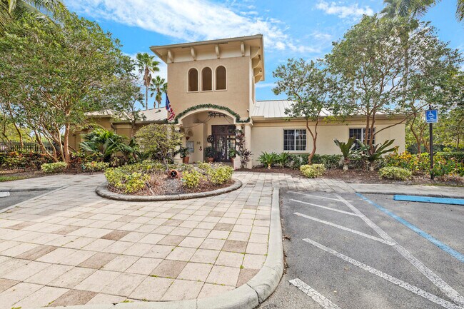 Building Photo - 300 Crestwood Ct N